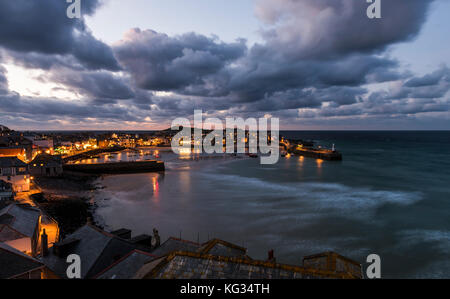 St. Ives, England - 29. April 2017: Nacht im Hafen, die Stadt und der Strand von Saint Ives in Cornwall, England. Stockfoto