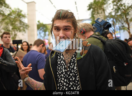 Marco Pierre White Jr hält sein neues iPhone X außerhalb des Apple Store in der Regent Street, London, als das neue Mobilteil in Großbritannien in den Verkauf ging. Stockfoto