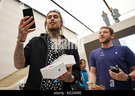 Marco Pierre White Jr hält sein neues iPhone X außerhalb des Apple Store in der Regent Street, London, als das neue Mobilteil in Großbritannien in den Verkauf ging. Stockfoto