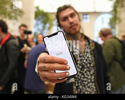 Marco Pierre White Jr hält sein neues iPhone X außerhalb des Apple Store in der Regent Street, London, als das neue Mobilteil in Großbritannien in den Verkauf ging. Stockfoto