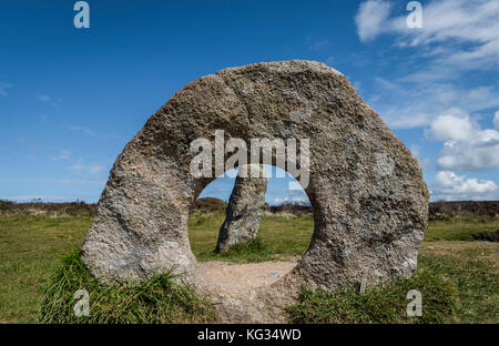 Der Ton Kreis' Männer-an-Tol mit drei Steine auf einer Wiese in Cornwall, England. Stockfoto