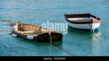 Cornish Ruderboote, einer fast versunken, in den Hafen von St. Ives, Cornwall, England. Stockfoto