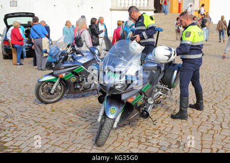 Zwei Polizisten der GNR mit ihren Motorrädern auf Patrouille in Sintra, Portugal Stockfoto