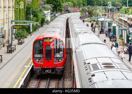 London, UK, 23. Oktober 2017 - U-Bahnhof West Brompton Plattformen, mit Pendler in den Zug einsteigen Stockfoto