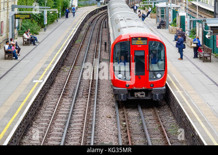 London, UK, 23. Oktober 2017 - U-Bahnhof West Brompton Plattformen, mit dem Zug in Richtung Norden Stockfoto