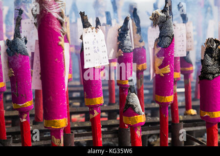 Räucherstäbchen brennen und rauchen in Kuan Yin chinesischen buddhistischen Tempel in Georgetown, Penang, Malaysia Stockfoto