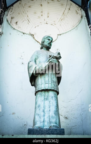 Detail des Baudenkmals, Saint holding Kreuz Stockfoto