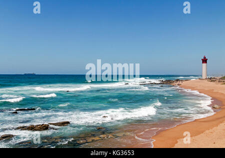 Coastal Marine gegen rot-weiße Leuchtturm und blauer Himmel in Umhlanga in der Nähe von Durban, Südafrika Stockfoto