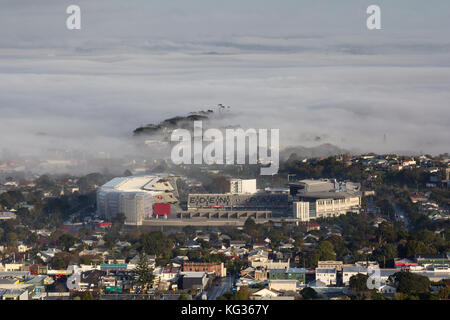 Eden Park von Mount Albert an einem nebligen Morgen, Auckland, Neuseeland Stockfoto