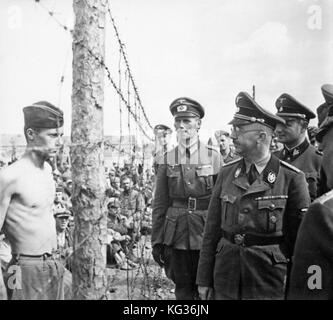 Heinrich HIMMLER (1900-1945) führendes Mitglied der Deutschen Nazi-Partei, das 1941 ein Kriegsgefangenenlager in Russland inspizierte Stockfoto