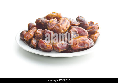 Süße Termine ohne Steine auf Platte auf weißem Hintergrund. Stockfoto