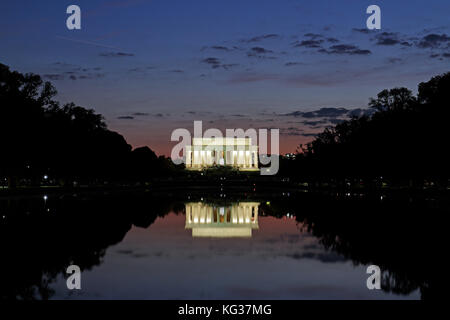 Sonnenuntergang über den Pool und das Lincoln Memorial, Washington DC, Vereinigte Staaten von Amerika widerspiegelt. Stockfoto