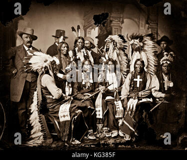 Titel: Sioux und arrapahoe indische Delegation. l bis r sitzt - Red Cloud, große Straße, Gelb tragen, junge Mann Angst vor seiner Pferde, Bügeleisen Krähe. l bis r Ständigen - wenig bigman, kleine Wunde, drei Bären, er Hund rechte Informationen: Keine bekannten Einschränkungen auf Veröffentlichung. Mittel: 1 Negativ: Glas, nassen Collodium. Erstellt/veröffentlicht: [zwischen 1865 und 1880] Creator: Brady, Mathew b. 1823 (Ca.)-1896, Fotograf. Stockfoto