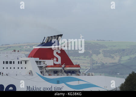 Die Stena Super Fast Ferry neben der RSPB Vogelschutzgebiet bei Belfast Hafen. Stockfoto