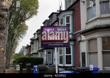 Violette Ziegel verkauft Schild, Häuser in Nether Edge Sheffield England UK Immobilienverkauf Immobilienmakler Wohnungsmarkt Stockfoto