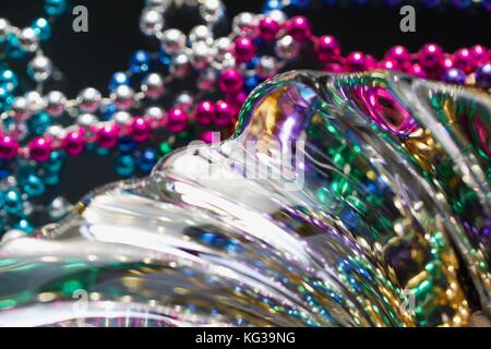 Blei Kristallglas gibt die Illusion von fließendem Wasser in diesem Makro abstrakt, die Bokeh-Effekt bunte Perlen enthält Stockfoto