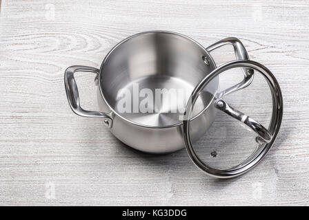 Öffnen Edelstahl Kochtopf auf weissem Holztisch Stockfoto