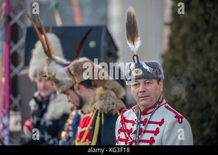 Pernik, Bulgarien - Januar 27, 2017: der Mann, der in alten bulgarischen Militär Uniform mit hut mit feder in Es gibt Befehle an seine Kameraden an surva, Th Stockfoto