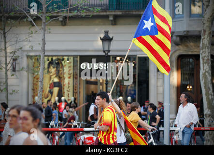 3. Oktober 2017 - die Katalanen, die Fahnen und Banner Marsch durch die Innenstadt von Barcelona während eines Generalstreiks für die Unabhängigkeit zu protestieren Stockfoto