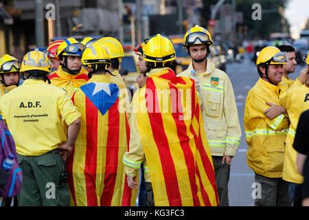 3. Oktober 2017 - die Katalanen, die Fahnen und Banner Marsch durch die Innenstadt von Barcelona während eines Generalstreiks für die Unabhängigkeit zu protestieren Stockfoto