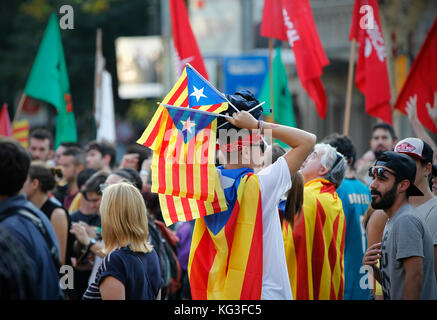 3. Oktober 2017 - die Katalanen, die Fahnen und Banner Marsch durch die Innenstadt von Barcelona während eines Generalstreiks für die Unabhängigkeit zu protestieren Stockfoto