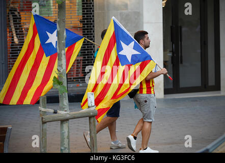 3. Oktober 2017 - die Katalanen, die Fahnen und Banner Marsch durch die Innenstadt von Barcelona während eines Generalstreiks für die Unabhängigkeit zu protestieren Stockfoto