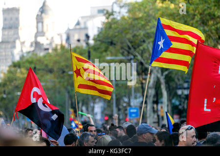 3. Oktober 2017 - die Katalanen, die Fahnen und Banner Marsch durch die Innenstadt von Barcelona während eines Generalstreiks für die Unabhängigkeit zu protestieren Stockfoto