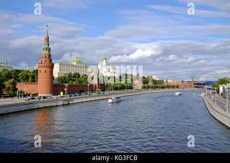 Blick auf den Tower und das Grand Vodovzvodnaya Kremlin Palace von den großen steinernen Brücke, Kreml, Moskau Stockfoto