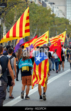 3. Oktober 2017 - die Katalanen, die Fahnen und Banner Marsch durch die Innenstadt von Barcelona während eines Generalstreiks für die Unabhängigkeit zu protestieren Stockfoto