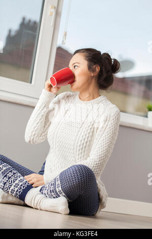 Schöne Frau eine Tasse Kaffee zu Hause genießen Stockfoto