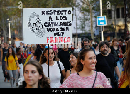 3. Oktober 2017 - die Katalanen, die Fahnen und Banner Marsch durch die Innenstadt von Barcelona während eines Generalstreiks für die Unabhängigkeit zu protestieren Stockfoto