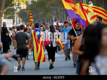 3. Oktober 2017 - die Katalanen, die Fahnen und Banner Marsch durch die Innenstadt von Barcelona während eines Generalstreiks für die Unabhängigkeit zu protestieren Stockfoto