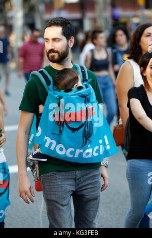 3. Oktober 2017 - die Katalanen, die Fahnen und Banner Marsch durch die Innenstadt von Barcelona während eines Generalstreiks für die Unabhängigkeit zu protestieren Stockfoto