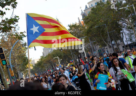 3. Oktober 2017 - die Katalanen, die Fahnen und Banner Marsch durch die Innenstadt von Barcelona während eines Generalstreiks für die Unabhängigkeit zu protestieren Stockfoto