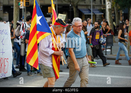 3. Oktober 2017 - die Katalanen, die Fahnen und Banner Marsch durch die Innenstadt von Barcelona während eines Generalstreiks für die Unabhängigkeit zu protestieren Stockfoto