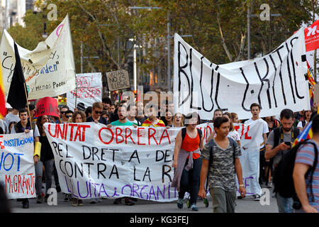 3. Oktober 2017 - die Katalanen, die Fahnen und Banner Marsch durch die Innenstadt von Barcelona während eines Generalstreiks für die Unabhängigkeit zu protestieren Stockfoto