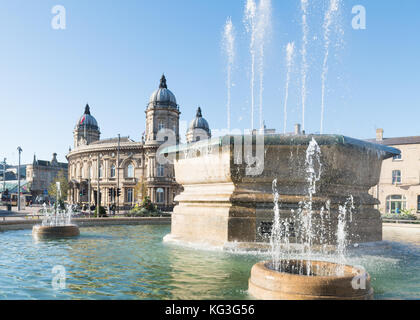 Rosenschüsselbrunnen in Queen's Gardens mit Blick auf das Hull Maritime Museum im Stadtzentrum von Hull, England, Großbritannien Stockfoto