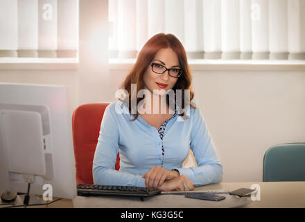 Porträt einer wunderschönen lächelnde Frau im Büro Stockfoto