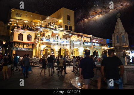 Rhodes, Griechenland - 29 August 2015: Abendessen in einem Restaurant in der Altstadt von Rhodos, Nacht Foto Stockfoto