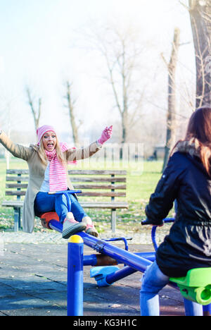 Zwei Teens hängen auf dem Spielplatz Stockfoto