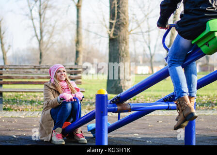 Zwei Teens hängen auf dem Spielplatz Stockfoto