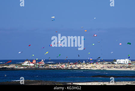 Kite Wettbewerb auf einer der kanarischen Inseln Strand im Winter Stockfoto