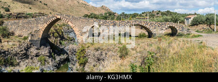 Panorama von Ponte di saraceni, in der Nähe von adrano, Sizilien, Italien, stammt wahrscheinlich mal an Roman und hat wiederholt umgebaut worden. Es überquert den Fluss Simeto Stockfoto