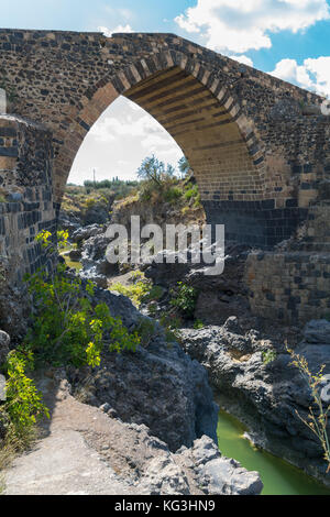 Ponte di saraceni, in der Nähe von adrano, Sizilien, Italien, stammt wahrscheinlich mal an Roman und hat wiederholt umgebaut worden. Es überquert den Fluss Simeto und verbindet. Stockfoto