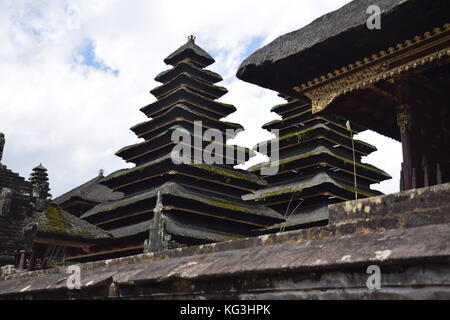 Pagoden und Dächer in Pura Besakih Hindu Tempel auf Bali, Indonesien Stockfoto