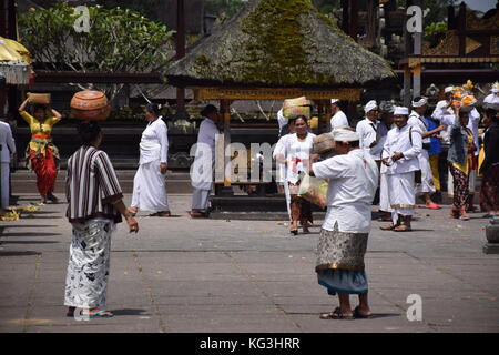 Balinesen beten in Pura Besakih Mutter Hindu Tempel auf Bali, Indonesien Stockfoto