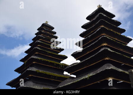 Pagoden und Dächer in Pura Besakih Hindu Tempel auf Bali, Indonesien Stockfoto