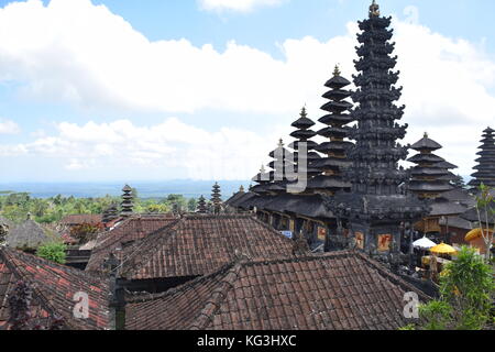 Hohe Pagoden und Dächer in Pura Besakih Hindu Tempel auf Bali, Indonesien Stockfoto