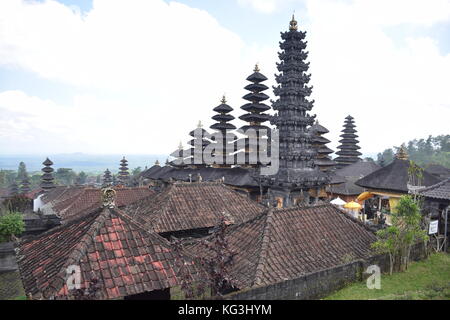 Hohe Pagoden und Dächer in Pura Besakih Hindu Tempel auf Bali, Indonesien Stockfoto