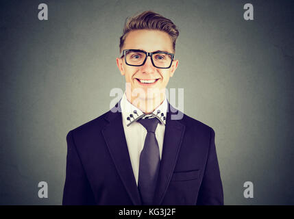 Glücklicher Mann mit Brille, lächelnd Stockfoto